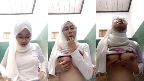 Bokep SMA Berhijab Cantik Remas Toket Sambil Hisap Jari