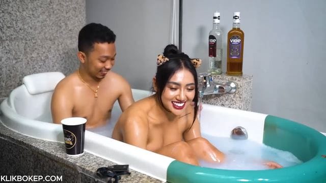 Bokep Indo Melly3gp Mandi Bersama di Bak Mandi Hotel Jadi Sange