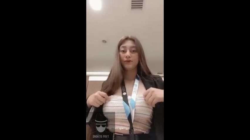 Bokep Indo Jolina Suarez Nunjukin Tobrut di Toilet Kantor